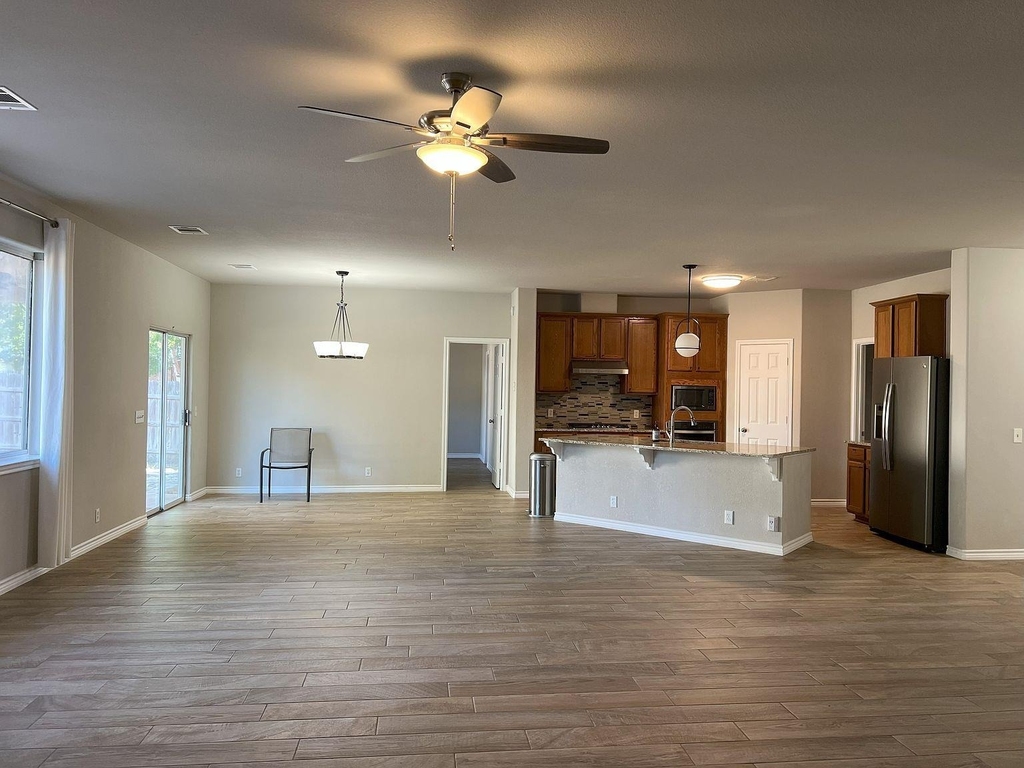 1112 Vanderbilt Cir - Photo 5
