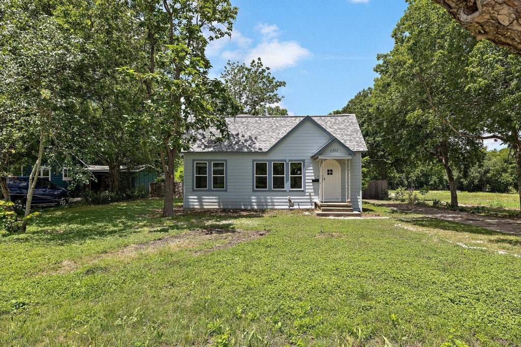 1301 Sloan St - Photo 3