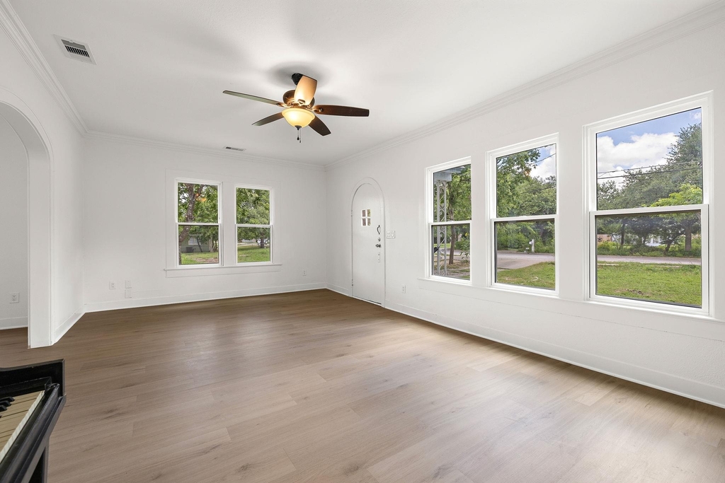 1301 Sloan St - Photo 1