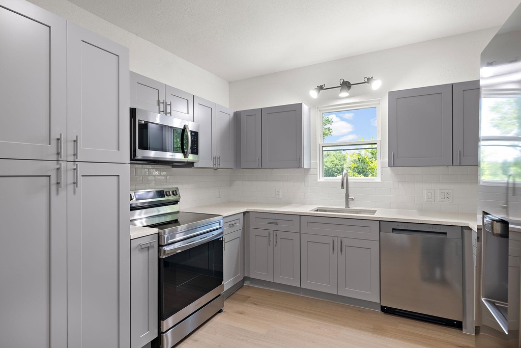1301 Sloan St - Photo 2