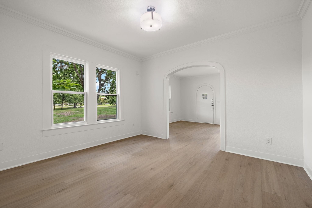 1301 Sloan St - Photo 10