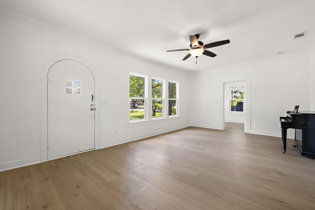 1301 Sloan St - Photo 6