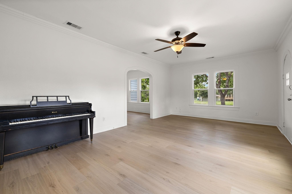 1301 Sloan St - Photo 7