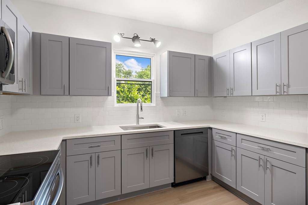 1301 Sloan St - Photo 11