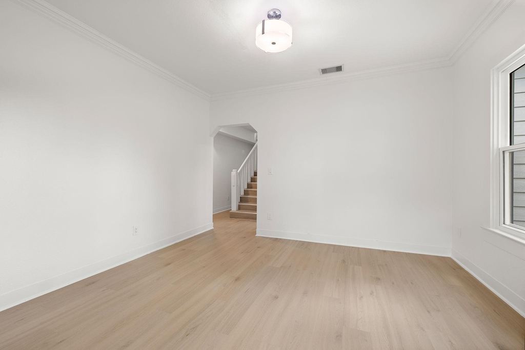 1301 Sloan St - Photo 9