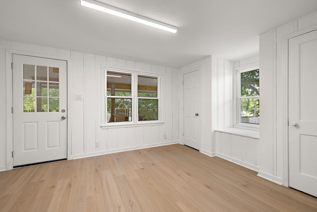 1301 Sloan St - Photo 14