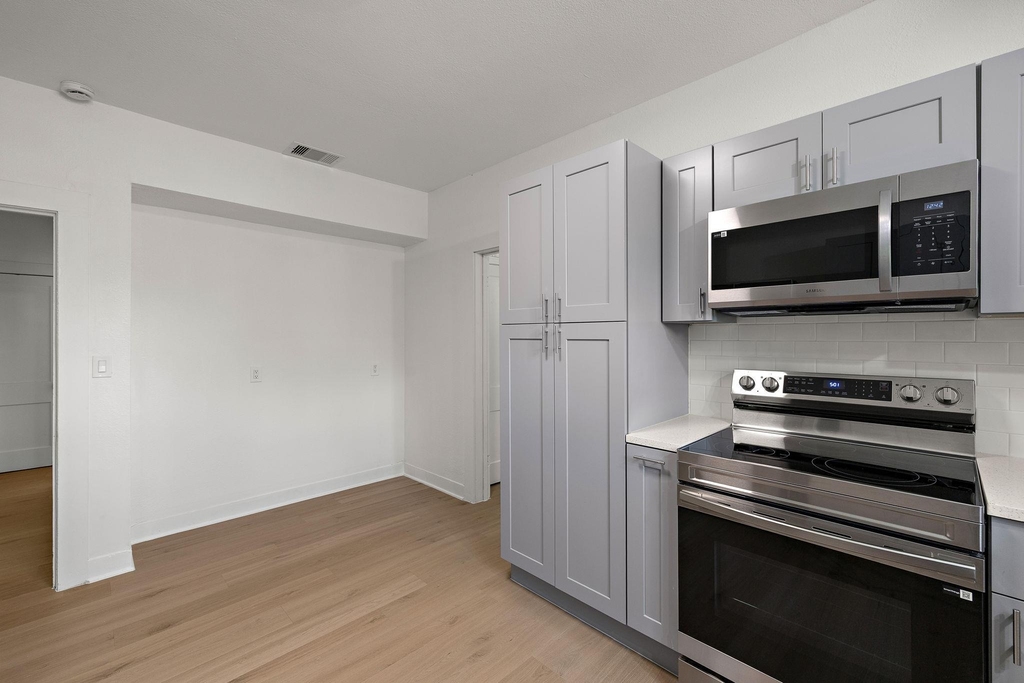 1301 Sloan St - Photo 13