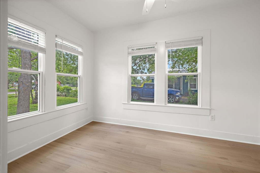 1301 Sloan St - Photo 8