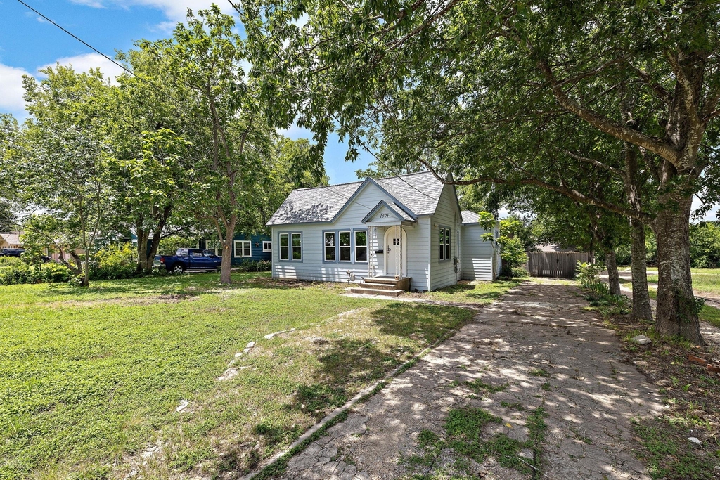 1301 Sloan St - Photo 4