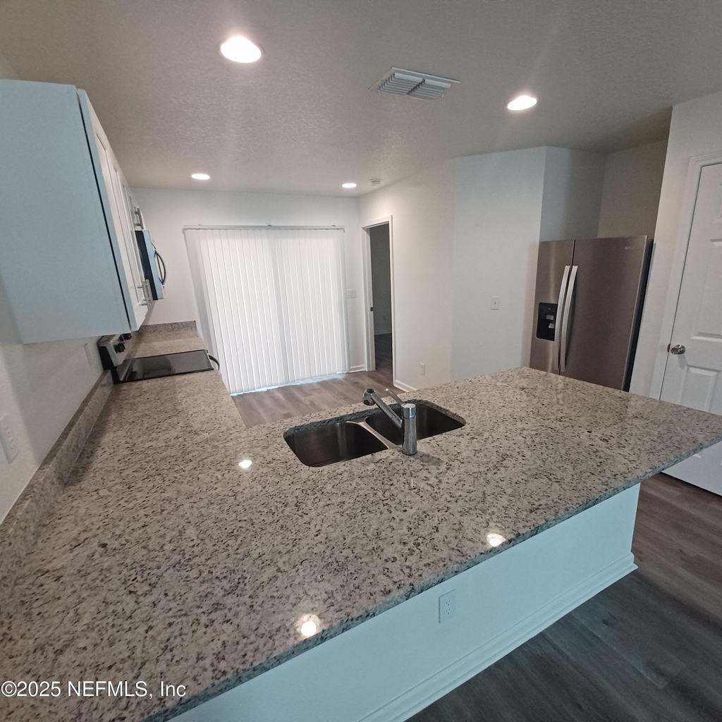 908 W 9th Street - Photo 5