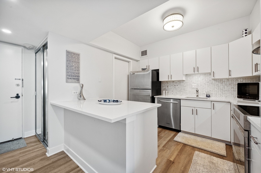 175 E Delaware Place - Photo 4