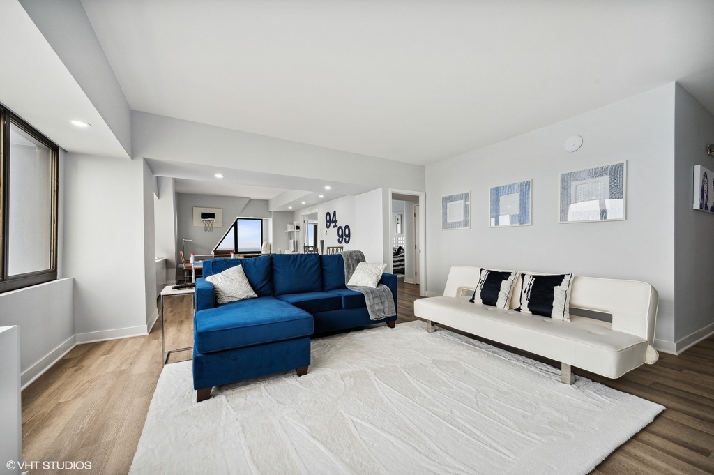 175 E Delaware Place - Photo 9