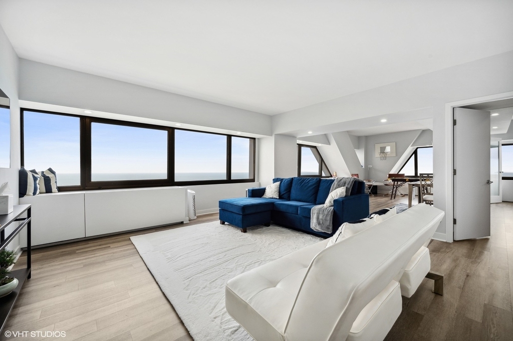 175 E Delaware Place - Photo 8