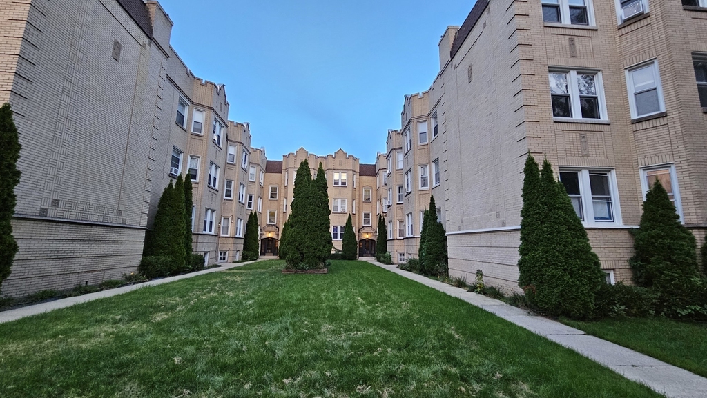6545 N Francisco Avenue - Photo 0