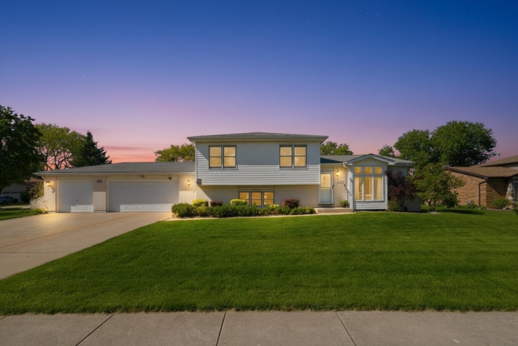 752 Rosanne Street - Photo 0