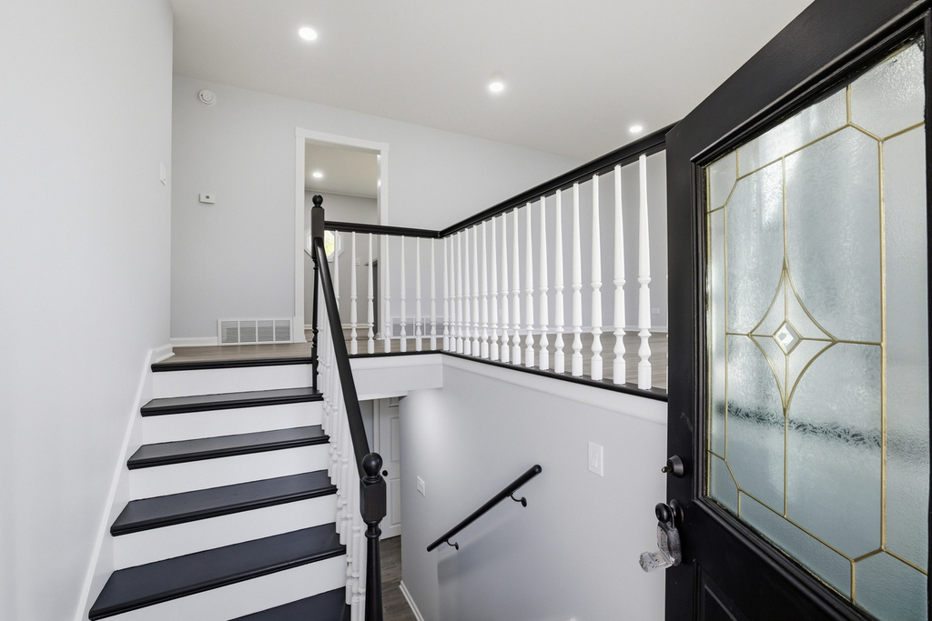 915 Mayfield Drive - Photo 2