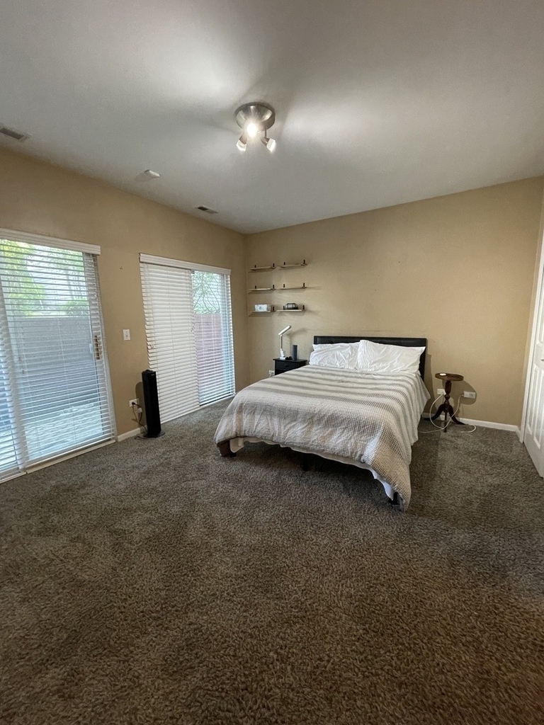 2135 N Southport Avenue - Photo 7