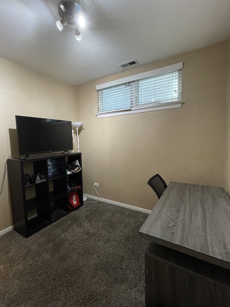 2135 N Southport Avenue - Photo 9