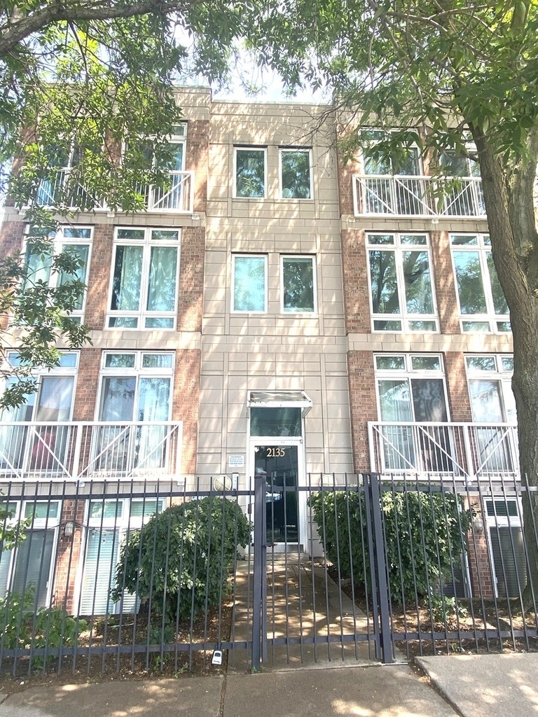 2135 N Southport Avenue - Photo 0