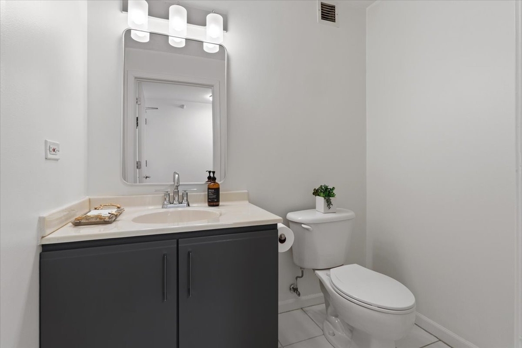 645 N Kingsbury Street - Photo 3