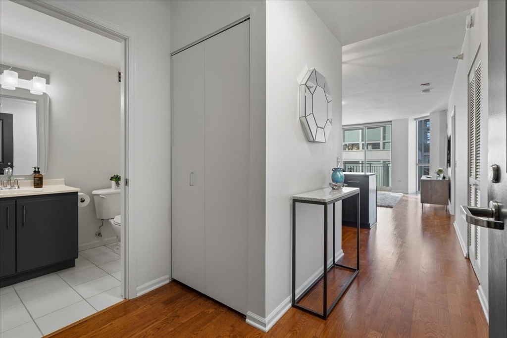 645 N Kingsbury Street - Photo 2