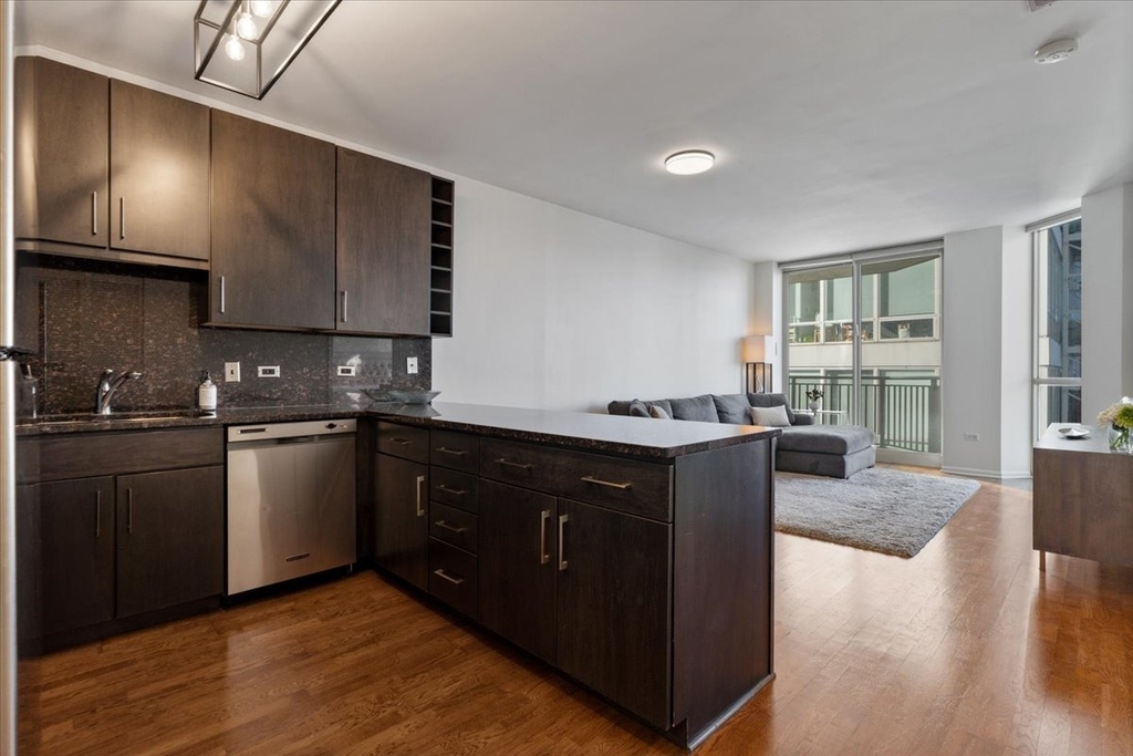 645 N Kingsbury Street - Photo 4