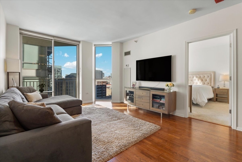 645 N Kingsbury Street - Photo 11