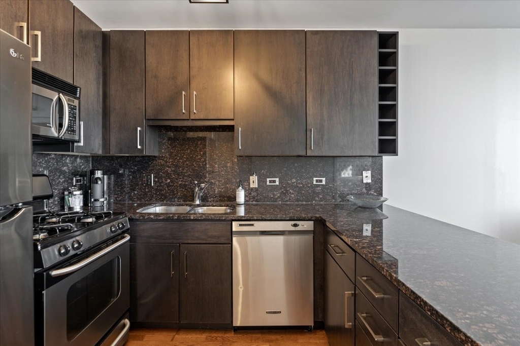 645 N Kingsbury Street - Photo 5