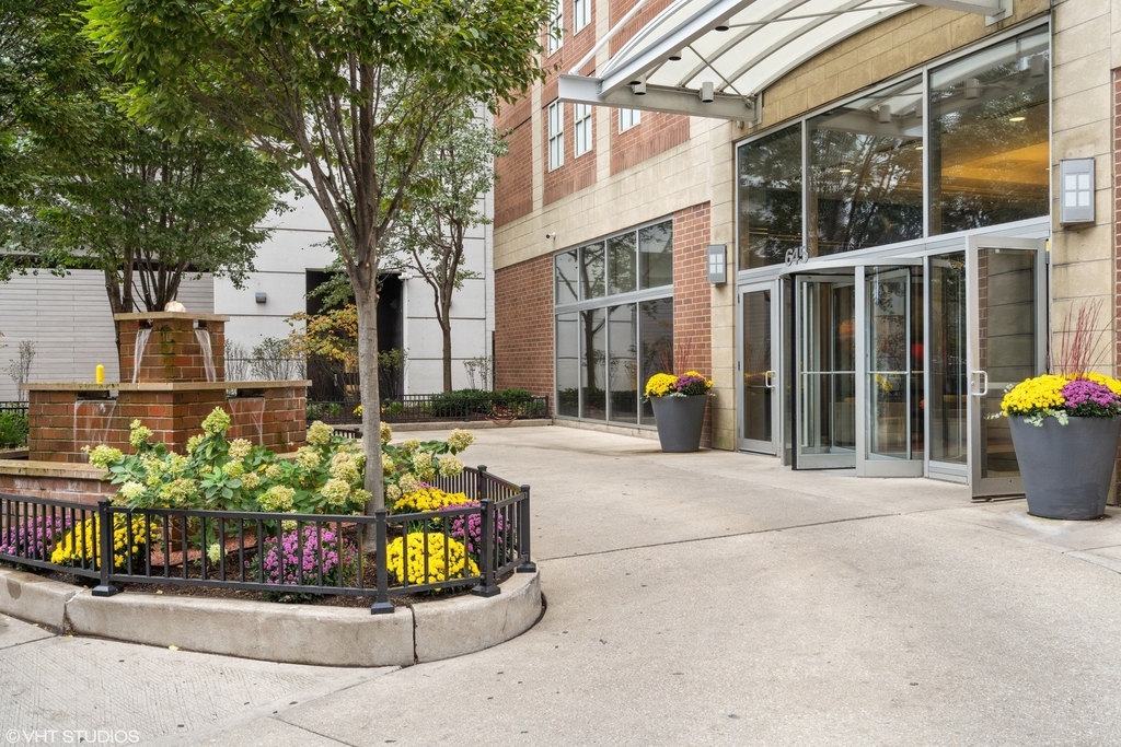645 N Kingsbury Street - Photo 0