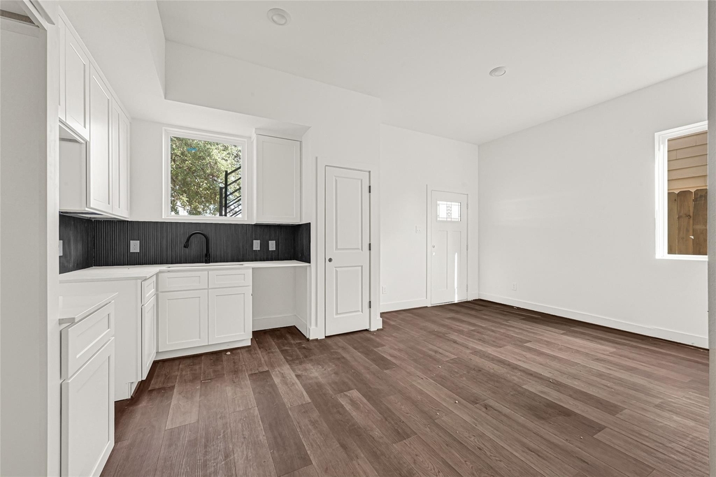418 Clinton Park Street - Photo 3