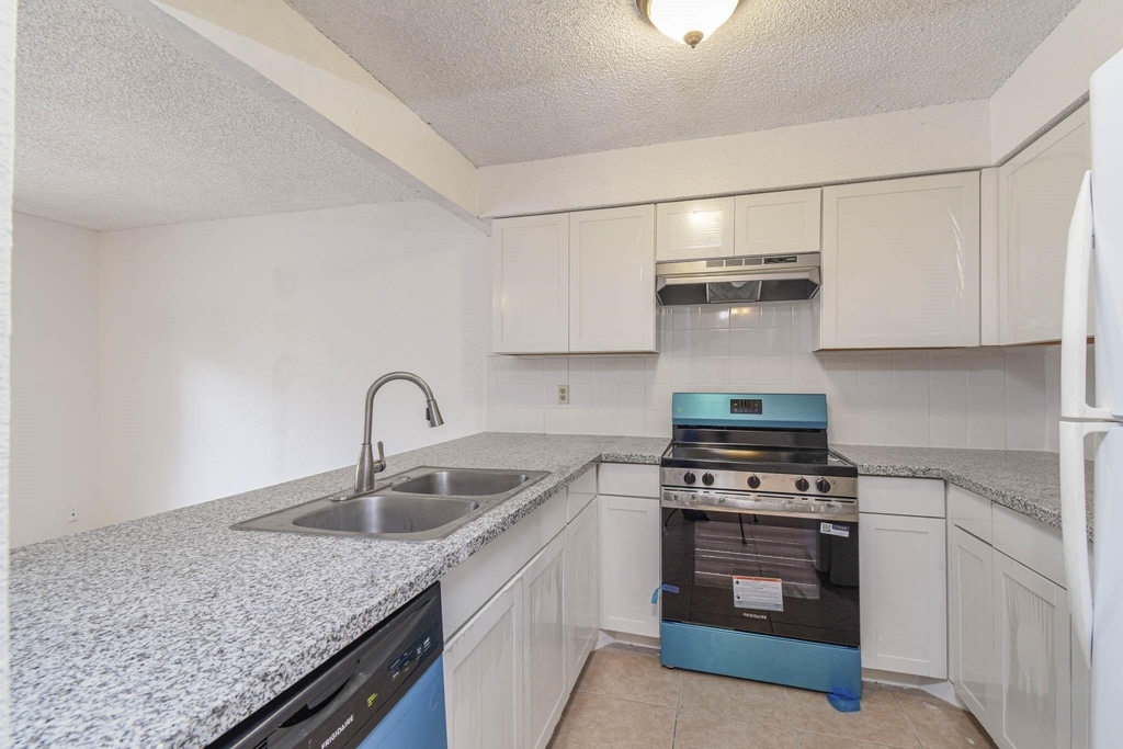 12906 Leader Street - Photo 8