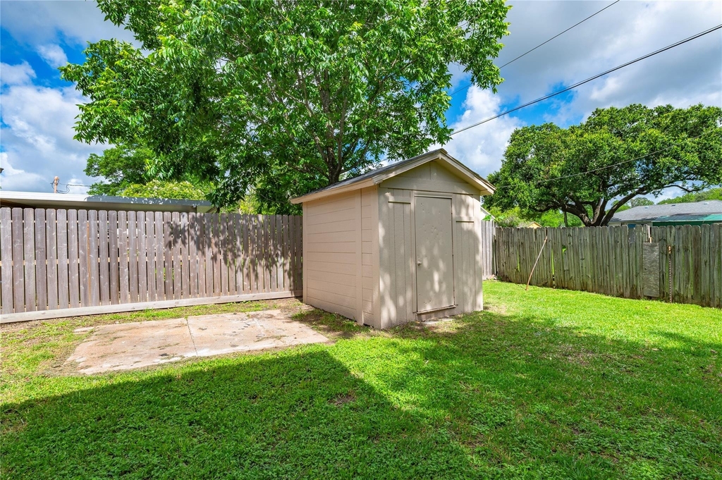 2402 21st Avenue N - Photo 26
