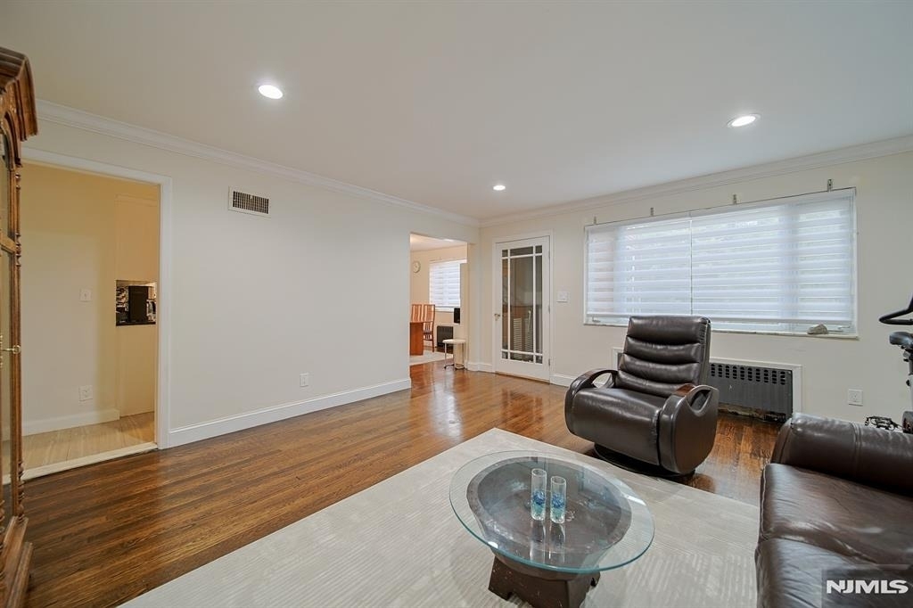 2244 Linwood - Photo 4