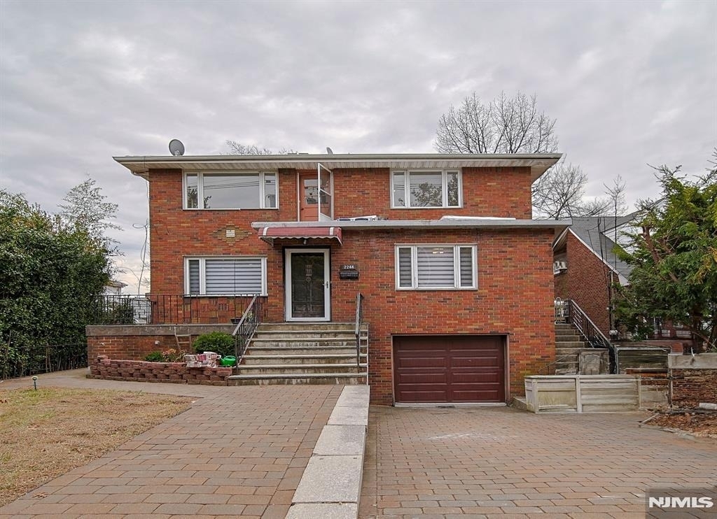 2244 Linwood - Photo 0