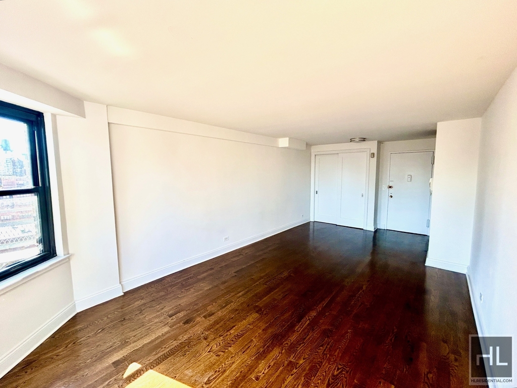E 82 St - Photo 1