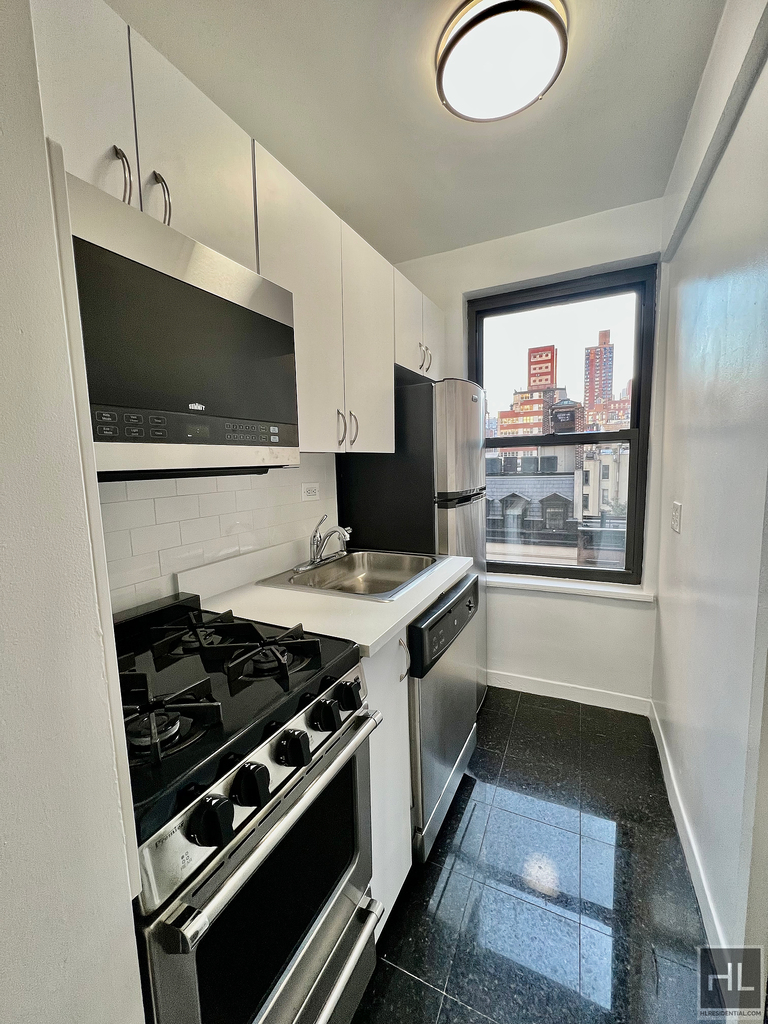 East 38 Street - Photo 6