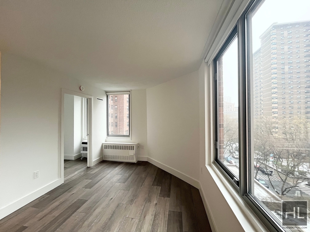 Second Avenue - Photo 2