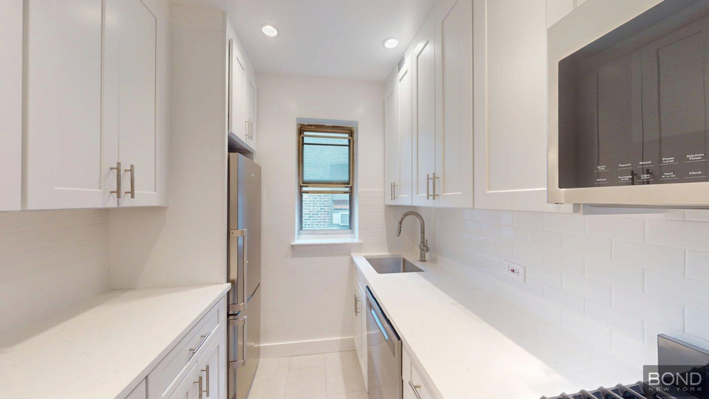 201 East 12th Street - Photo 3