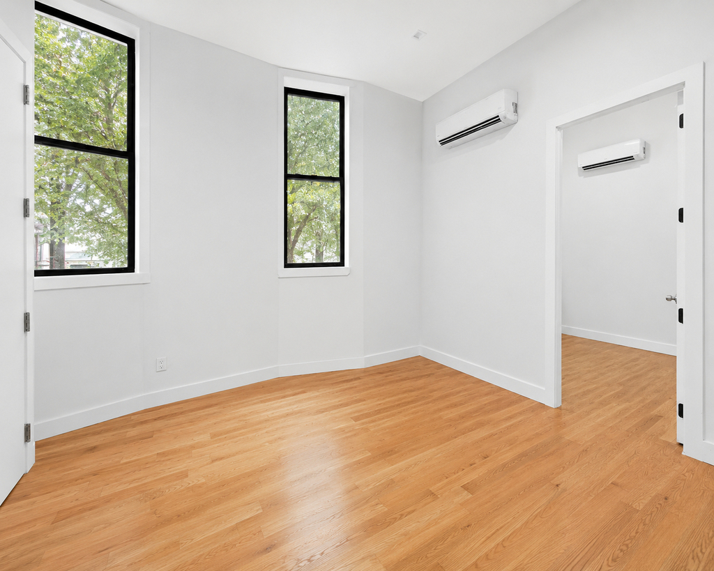 483 Evergreen Avenue - Photo 0