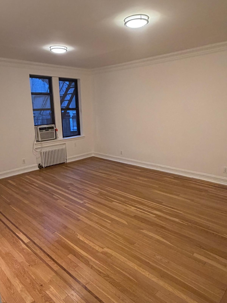 East 51st Street - Photo 4