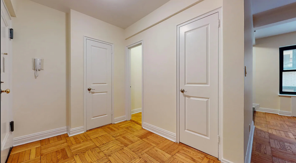East 56th Street - Photo 6