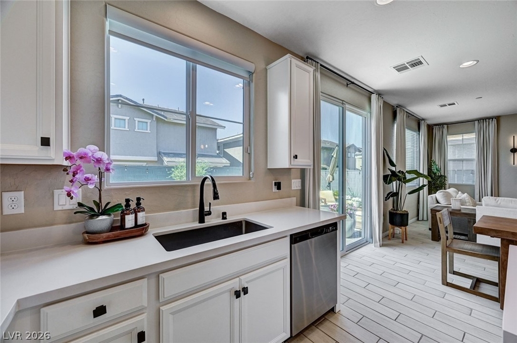 372 Silva Place - Photo 8