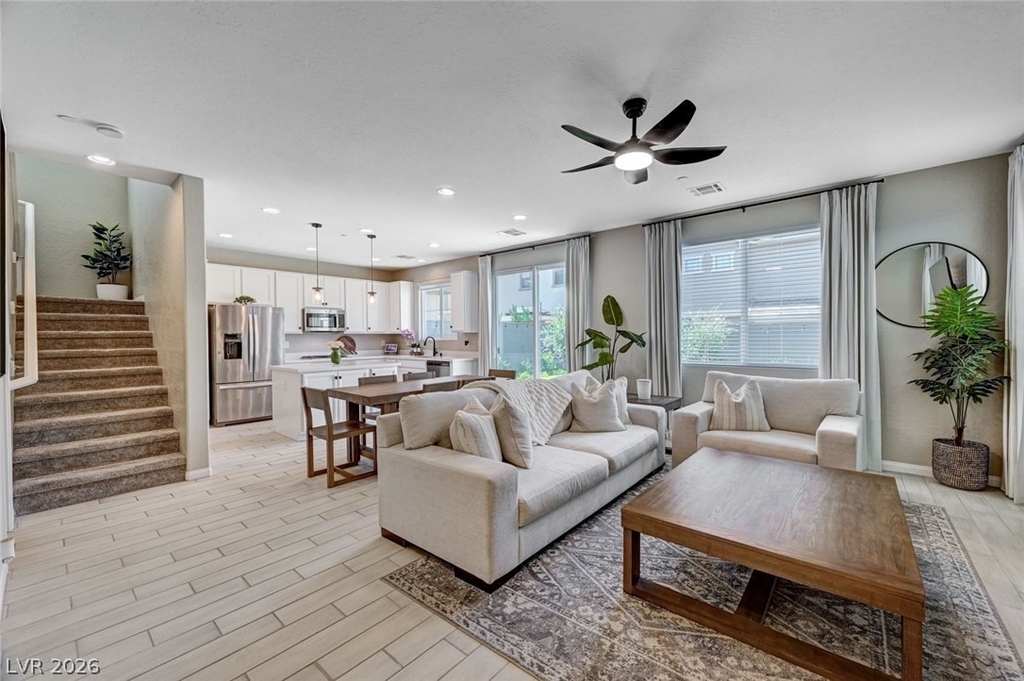 372 Silva Place - Photo 3