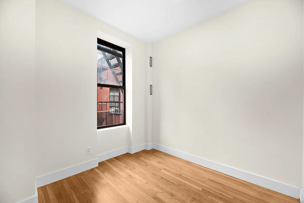 358 West 45th Street - Photo 4