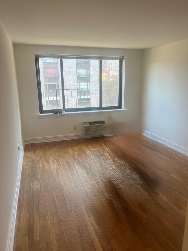 E 87th Street / York Avenue - Photo 3