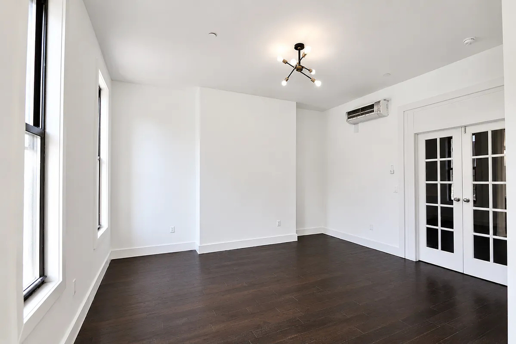 1114 Halsey Street - Photo 4