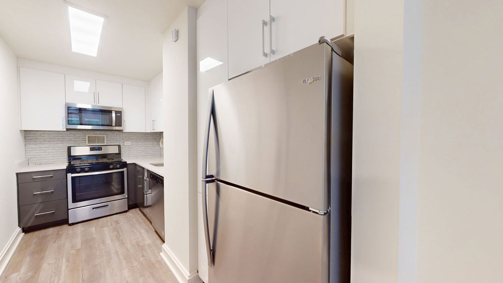 10 Hanover Square - Photo 1