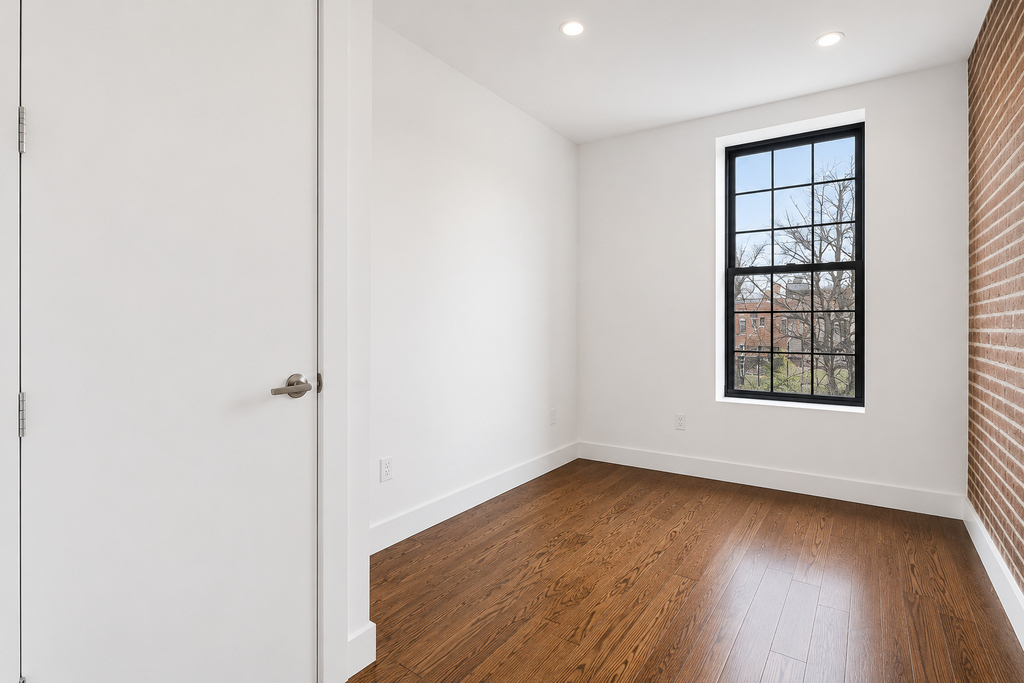 558 Kosciuszko Street - Photo 4