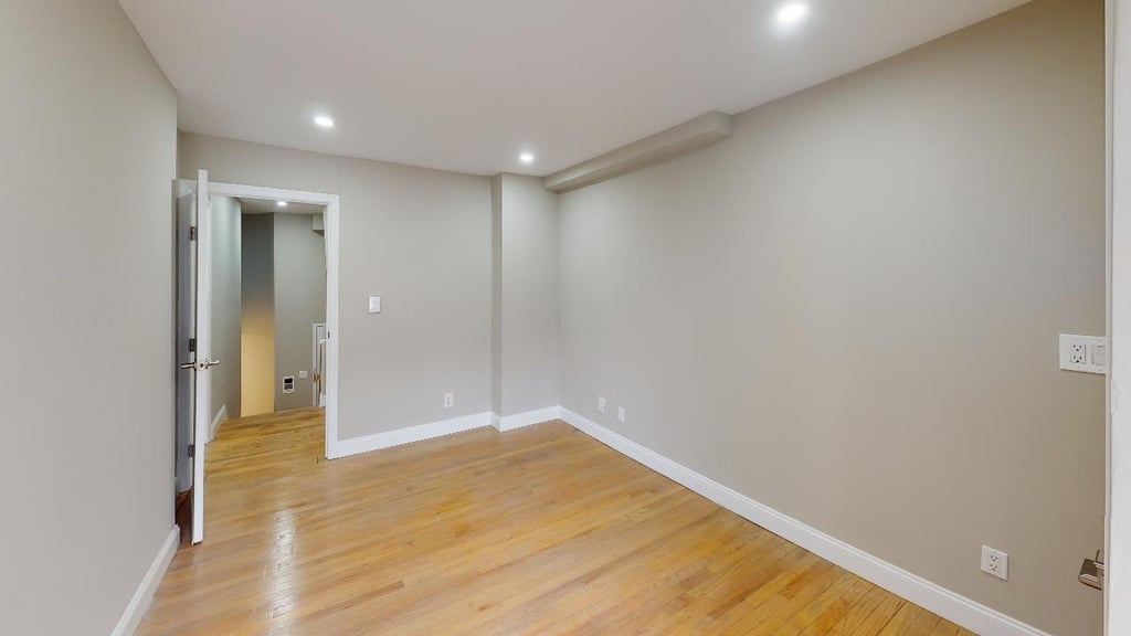 67-39 Clyde Street - Photo 10