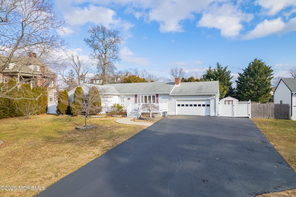 351 Hollywood Avenue - Photo 0